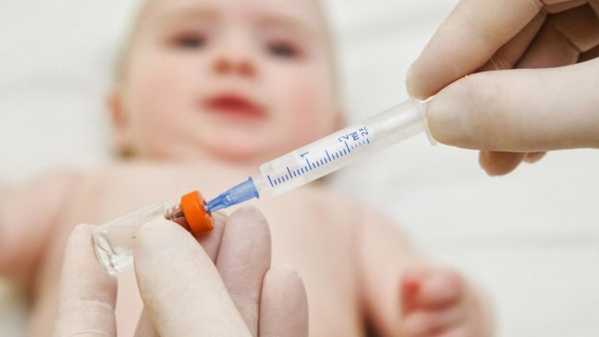 Bébé reçoit une injection