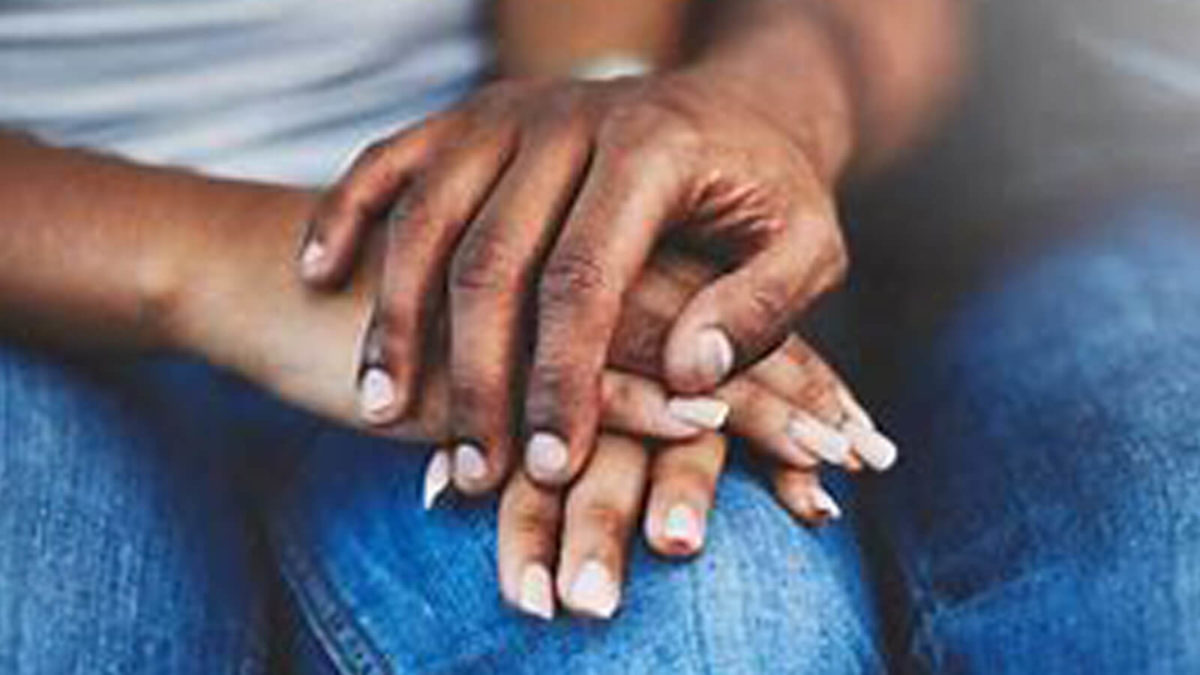 Une main réconfortante posée sur la main d’une autre personne